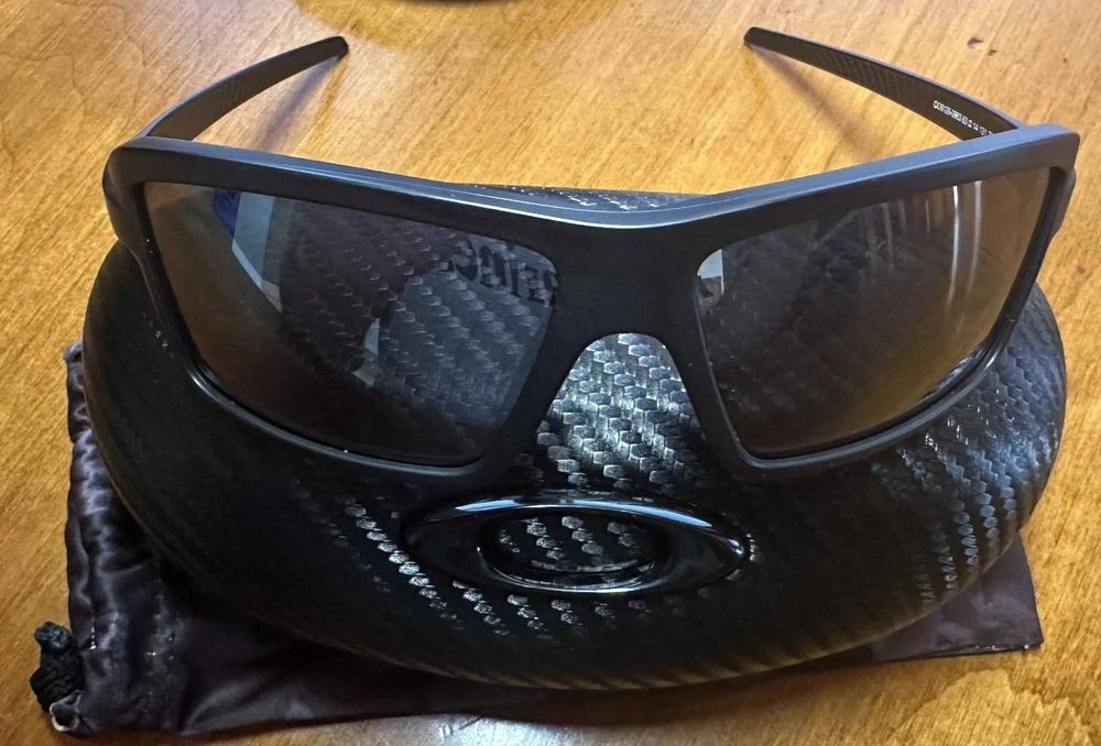 Oakley Cables — Matte Black / Prizm Black + футляр Ellipse O — фото 2